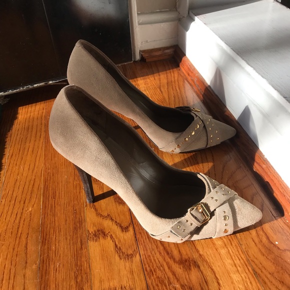 Suede khaki BCBG 4” heels gold buckle size 10 - Picture 4 of 7